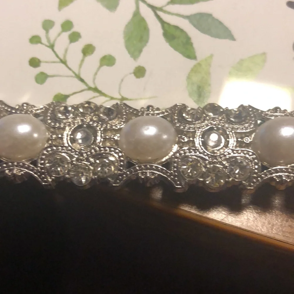Beautiful Faux Pearl & Rhinestone “Faith” Photo Frame. Holds a 5 x 7 pic!